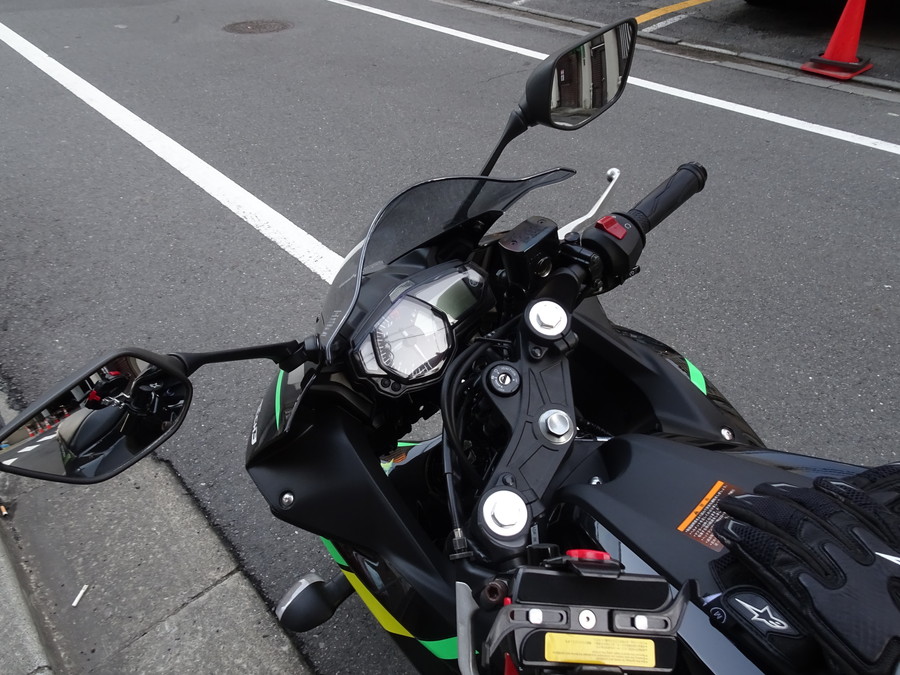 バイクを運転する人